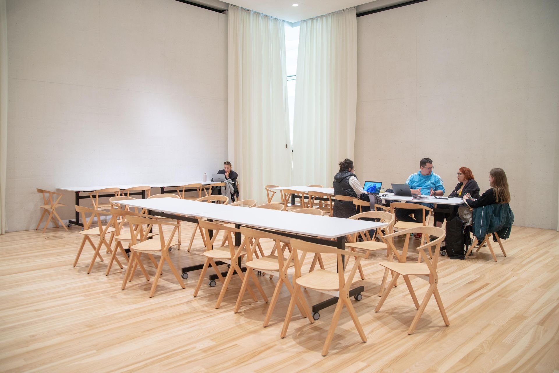 Czy przestrzenie na parterze MSN spełniają funkcje publiczne?