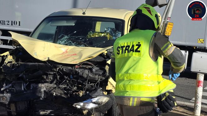 Osobówka zderzyła się z samochodem ciężarowym. 9-letni chłopczyk trafił do szpitala. „Trwają czynności”