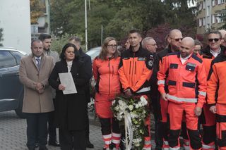 Biała Podlaska. Odsłonięcie tablicy poświęconej ratownikowi medycznemu. 64-latek został śmiertelnie dźgnięty nożem na służbie [ZDJĘCIA]