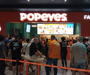 Pierwszy Popeyes w Polsce otwarty! Na pomarańczowym dywanie duża kolejka [ZDJĘCIA]