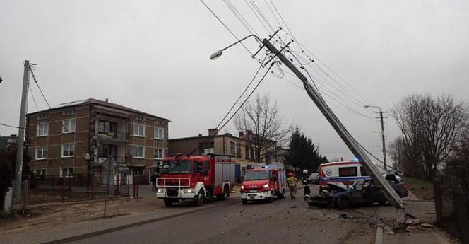 Grajewo. Audi złamało słup energetyczny. W samochodzie było dwóch mężczyzn