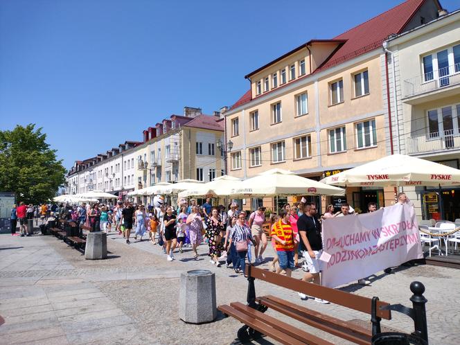 Chcieli podkreślić potrzebę swoich działań. Ulicami Białegostoku przeszedł Marsz Rodzin Zastępczych