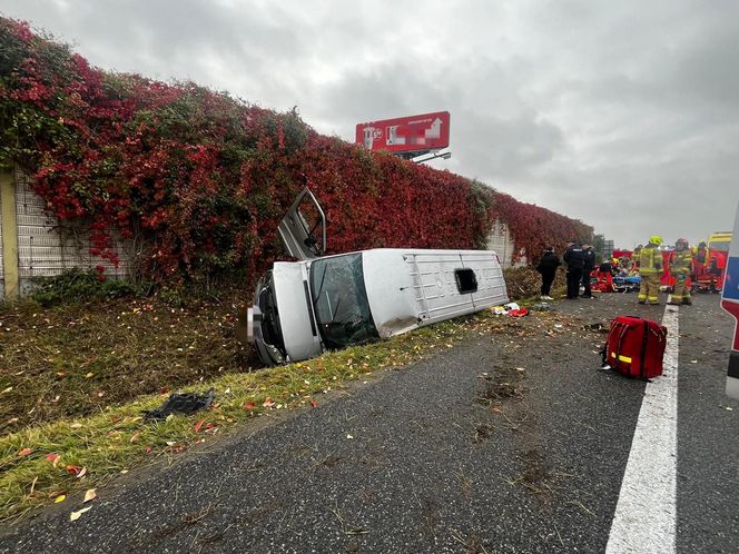 Wypadek busa na S7 pod Grójcem. 11 osób rannych, w akcji śmigłowiec LPR