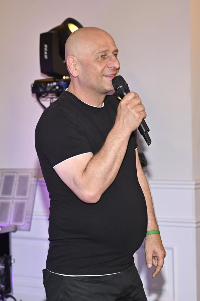 Grzegorz Halama nagle zniknął z show-biznesu. Nie do wiary, jak dziś wygląda znany kabareciarz