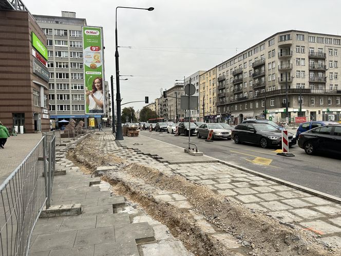 Budowa drogi rowerowej na ul. Puławskiej w Warszawie obok dawnego kina „Moskwa”