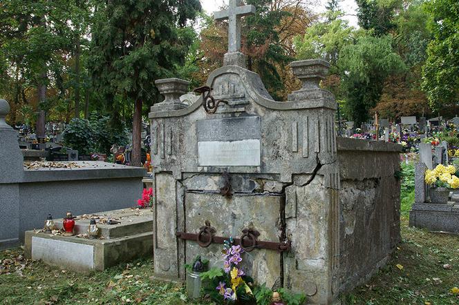 Kwestia 1 listopada na cementarzu Rakowickim