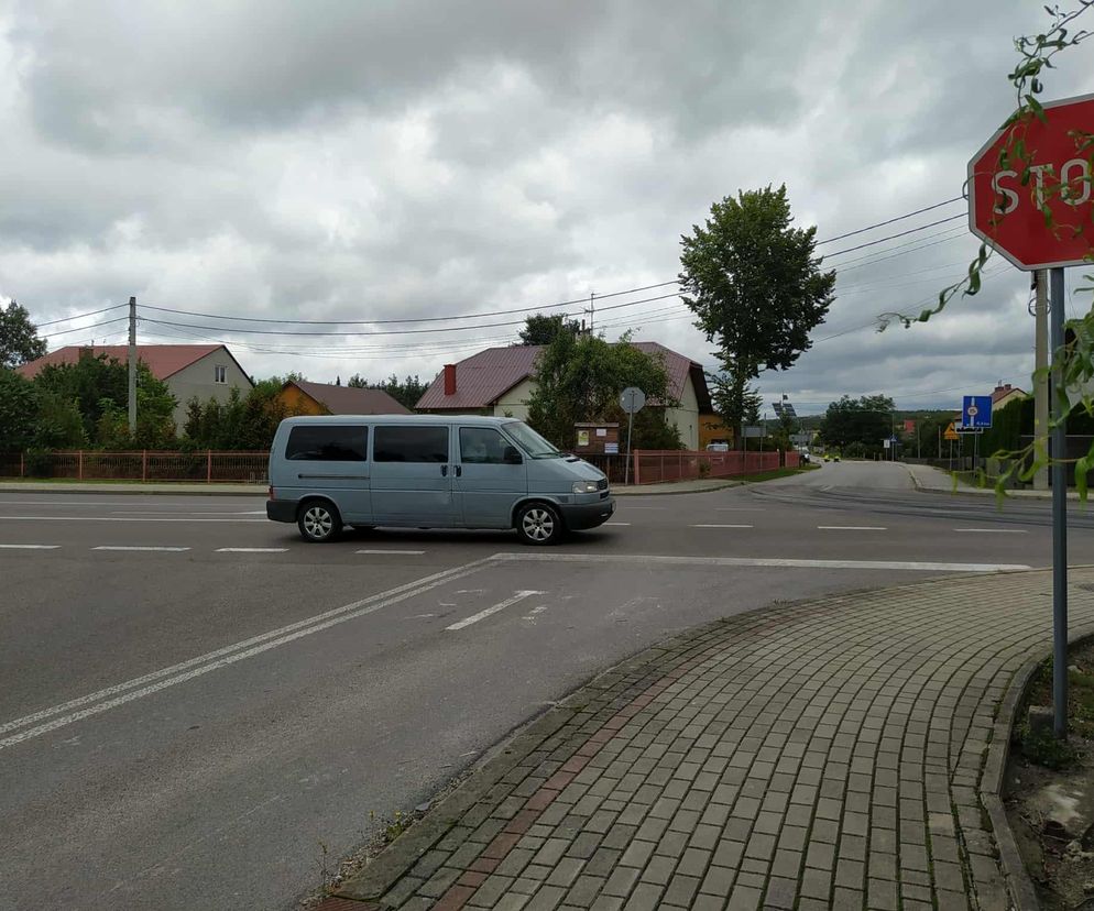 Był w formie kukły, ale wkrótce stanie prawdziwy. Mieszkańcy Przyłęku na Podkarpaciu od lat walczyli o fotoradar i w końcu go wywalczyli