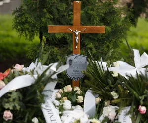 33-letnia Dorota i Wojtuś spoczęli na cmentarzu. Na ten widok pękają serca. Zostało tylko jedno, z białych róż