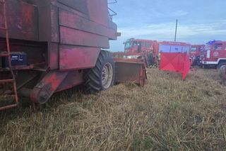 Śmiertelny wypadek na polu pod Chojnicami. Ojciec potrącił kombajnem 29-letniego syna [ZDJĘCIA]