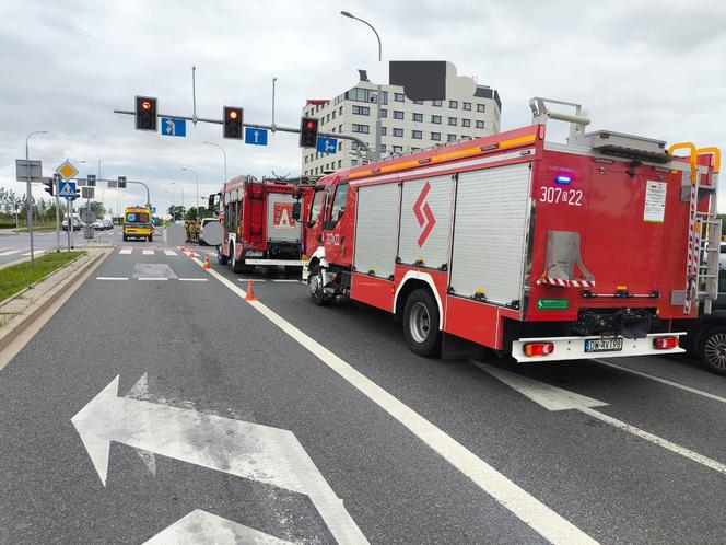 Motocykl zmiażdżony, kierowca pod busem