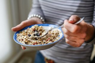 8 produktów, które wspierają pracę jelita grubego. Szybko poczujesz różnicę