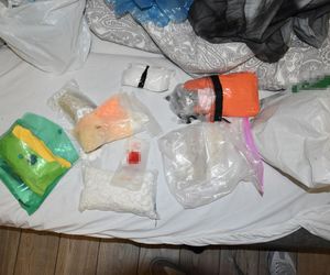 Pościg jak z filmu w Warszawie! W BMW środki odurzające i broń! Zobacz, co grozi zatrzymanej parze! 