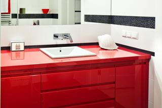 Czerwona łazienka: energetyczna ARANŻACJA ŁAZIENKI 5 m2 z grafiką na szkle