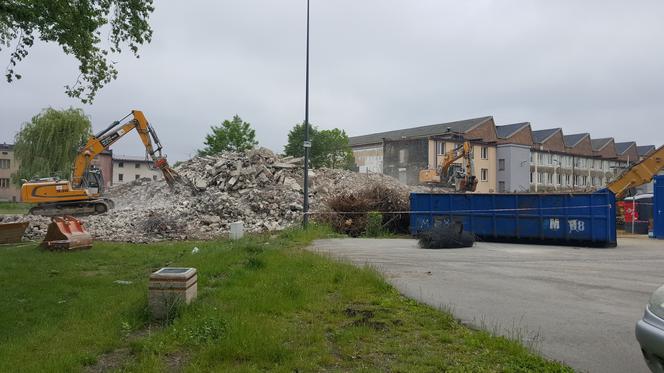 Ciężki sprzęt na terenie Fabryki Pełnej Życia w Dąbrowie Górniczej. Trwa wyburzanie dawnego biurowca [ZDJĘCIA, WIDEO]