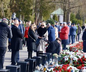 Joanna Racewicz ociera łzy przy grobie męża, pocieszyła ją Barbara Nowacka