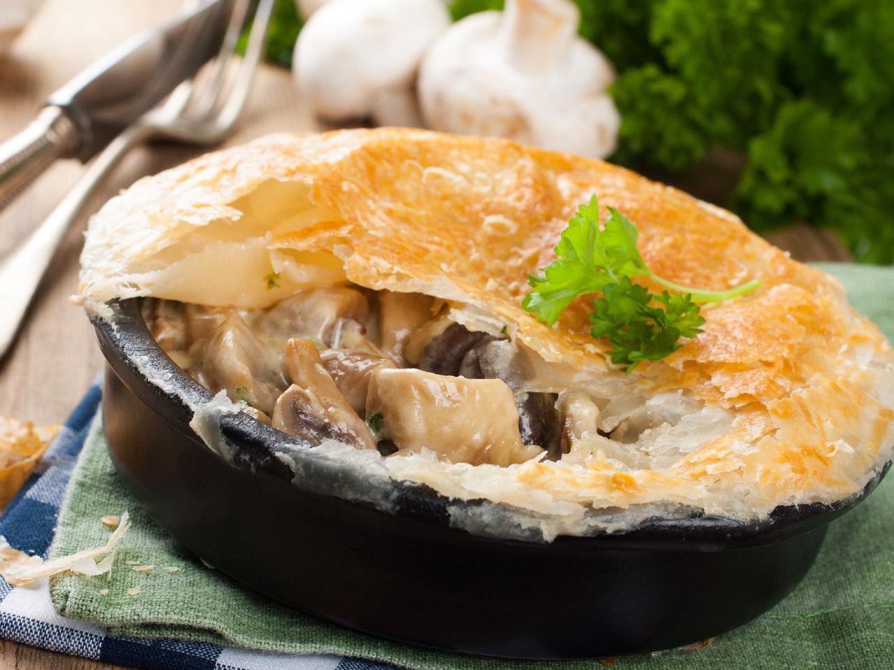 Efektowny  gulasz mięsny z boczniakami: smakowite danie za nieduże pieniądze