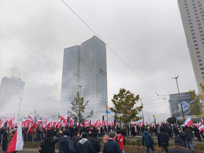 Marsz Niepodległości 2025 na żywo. Relacja z Warszawy. "Chcę zobaczyć Polskę samodzielną i niezakompleksioną"