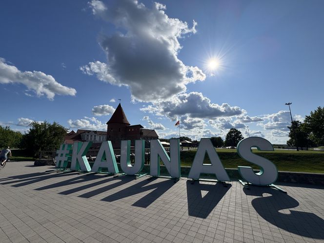 Przy napisie Kaunas turyści robią sobie zdjęcia