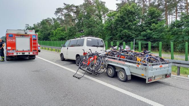 Wypadek busa z dziećmi i wojskowej ciężarówki na S3 pod Zieloną Górą! 12-latka reanimowana. Są inni ranni