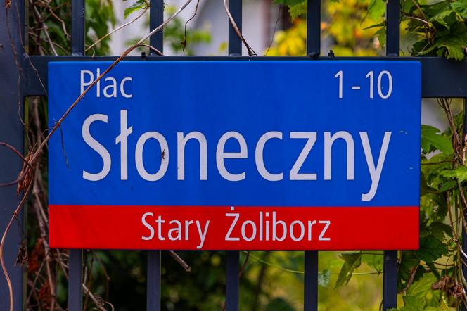 Warszawski Plac Słoneczny powstał jako zegar - godzinę miało pokazywać drzewo po środku. Zobacz zdjęcia małego osiedla