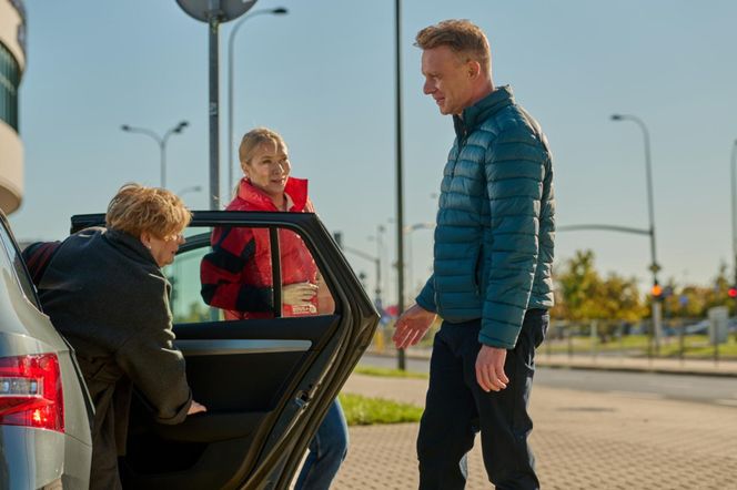 Na Wspólnej odc. 3966. Kamil Hoffer (Kazimierz Mazur), Łucja Agier (Magdalena Kaczmarek), profesor Agier (Małgorzata Knothe)