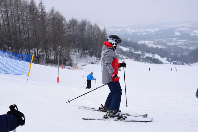 Z DROGI ŚLEDZIE, PREMIER JEDZIE