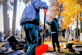 „Pamięć, szacunek, resocjalizacja” – więźniowie posprzątali na Cmentarzu Centralnym w Siedlcach