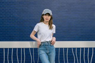 Jeansy dzwony w casualowej odsłonie to hit wiosny. Oto najmodniejsze stylizacje z tymi spodniami