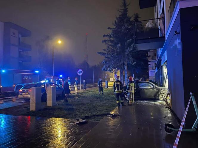 Poważny wypadek w Toruniu. Wjechała volkswagenem w wystawę sklepową