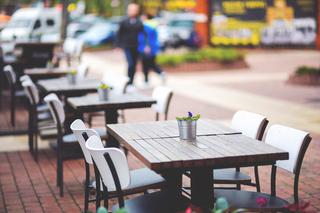 Ogródki restauracyjne we Wrocławiu otwarte? 'Ludzie i tak usiądą na ławce i zjedzą'