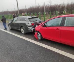 Karambol na trasie krajowej w Cedzynie koło Kielc! Zderzyło się ponad 30 samochodów, są ranni!