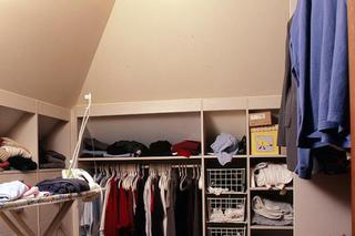 Poddasze - idealne miejsce na szafy, schowki i garderoby. Jak je urządzić?