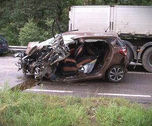 Ciężarówka staranowała dwa samochody. 60-latka nie miała szans