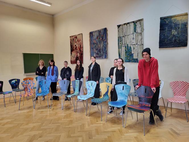 Piękna akcja uczniów z bielskiego liceum. Przygotowali stylizowane krzesła dla WOŚP-u