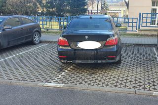 Czarne bmw zajęło dwa miejsca postojowe. Będziesz Miała Wezwanie