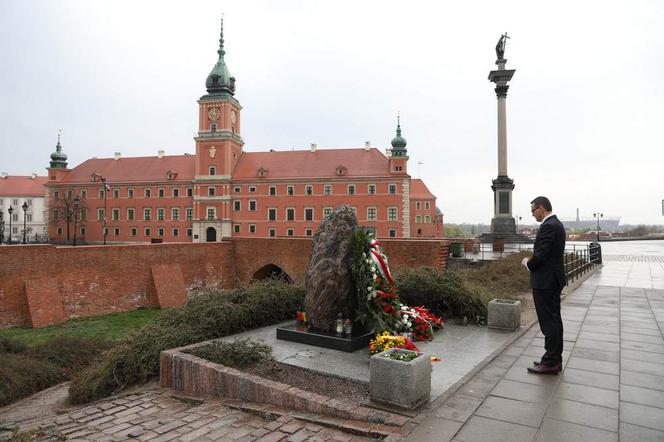 Premier Morawiecki przy Pomniku Katyńskim.