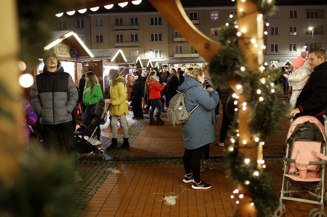 Bytomski rynek świeci się jak choinka. Gwiazda DeLoreana rozświetliła Bytomski Jarmark Świąteczny