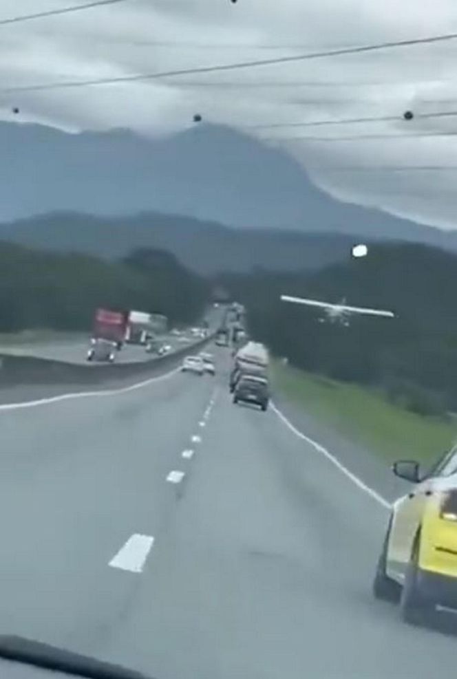 Samolot lądował na zatłoczonej trasie między autami! Wideo mrozi krew w żyłach