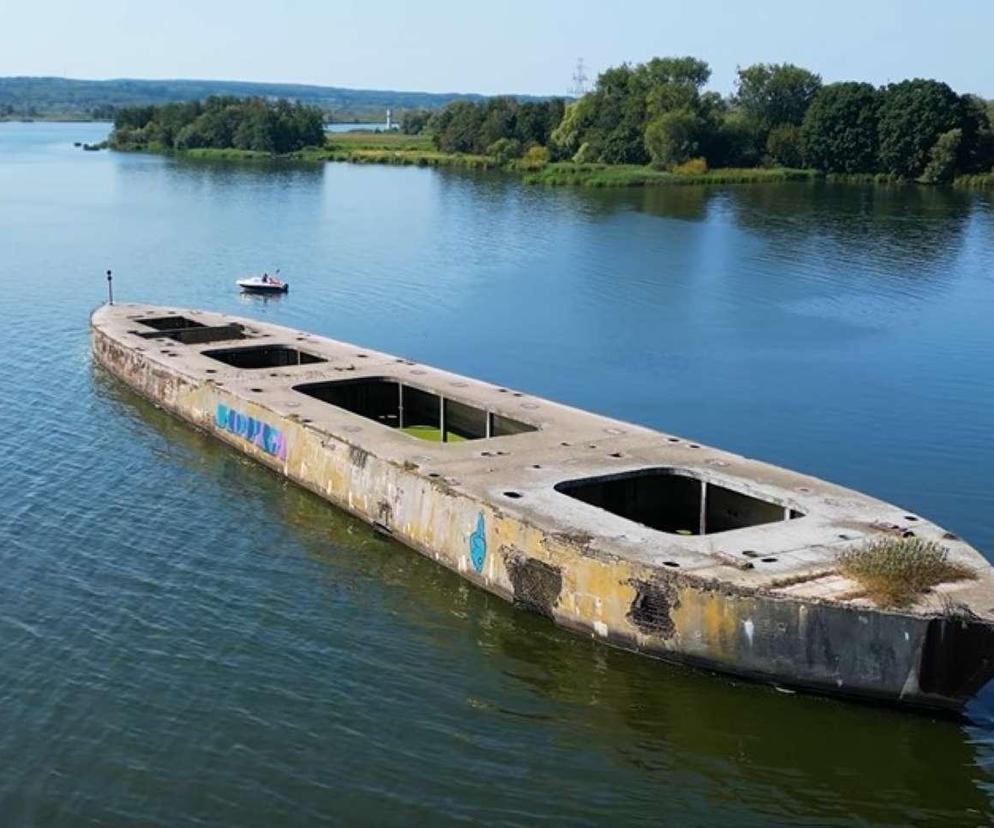 Na historyczny betonowym statku pojawiło się graffiti. Betonowiec na Jeziorze Dąbie został pomalowany