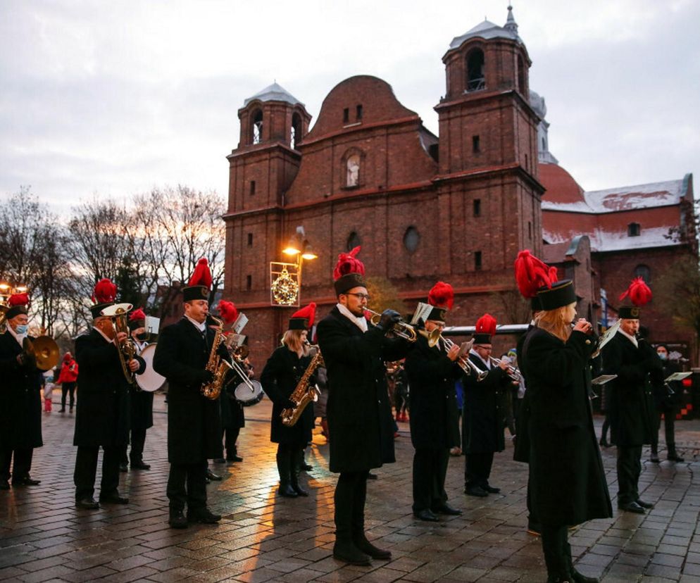  Barbórka 2024. Piękna tradycja, orkiestra dęta budzi mieszkańców Nikiszowca 