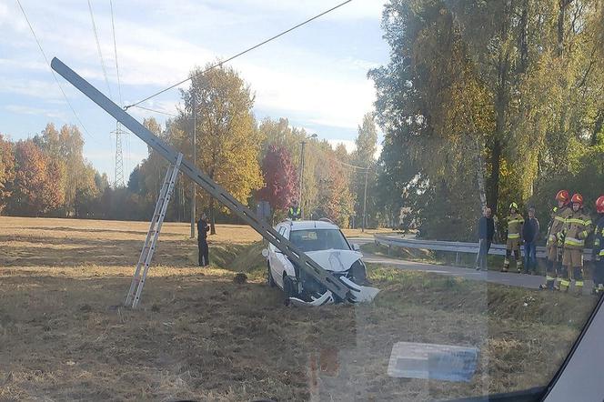 Pijany kierowca skosił słup w Łęgu Tarnowskim. Chciał uniknąć odpowiedzialności