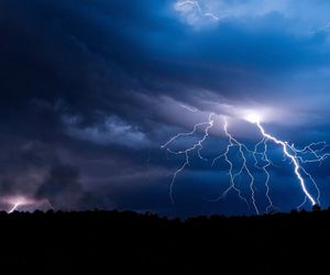 Początek tygodnia z groźną pogodą. Synoptycy ostrzegają przed burzami, ulewami i gradem