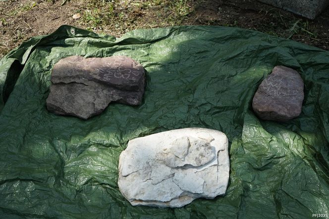 Dbają o cmentarz mennonicki sprzed potopu szwedzkiego  w kujawsko-pomorskiej wsi, która "istnieje tylko z nazwy"