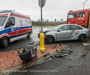 Ostrowiec Świętokrzyski. Dwa volvo roztrzaskane na skrzyżowaniu, są ranni