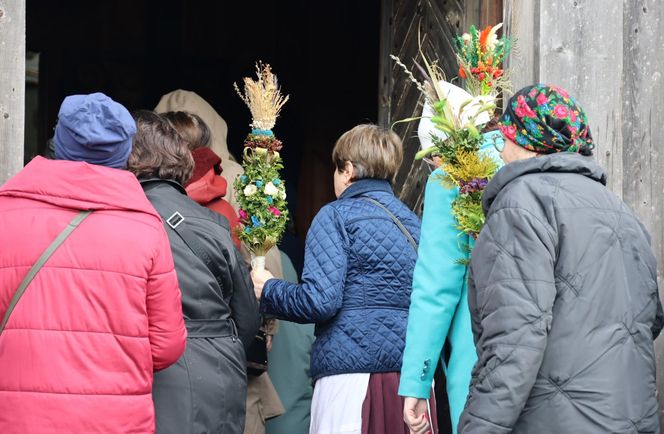 Niedziela Palmowa w lubelskim skansenie. Wokół kościoła z Matczyna przeszła procesja