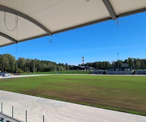 Budowa stadionu w Starachowicach. Na murawie już zielono