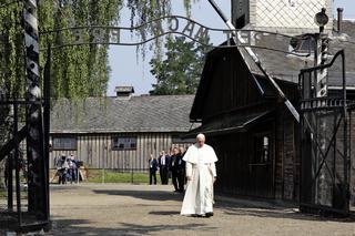 Papież w celi męczennika w Auschwitz