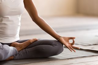 Joga na ból miesiączkowy: ćwiczenia (asany) łagodzące skutki menstruacji