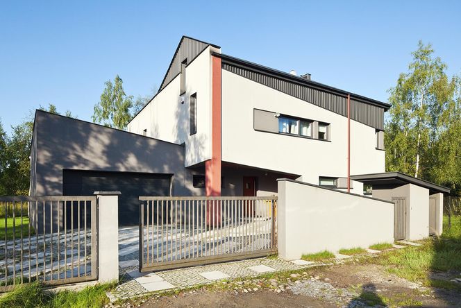Ogrodzenie z betonu może mieć różne kształty i faktury, ale musi pasować do stylu domu