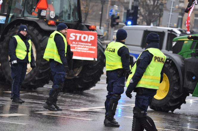 Protest rolników 2024. Ciągniki rolników blokują wjazdy do Poznania